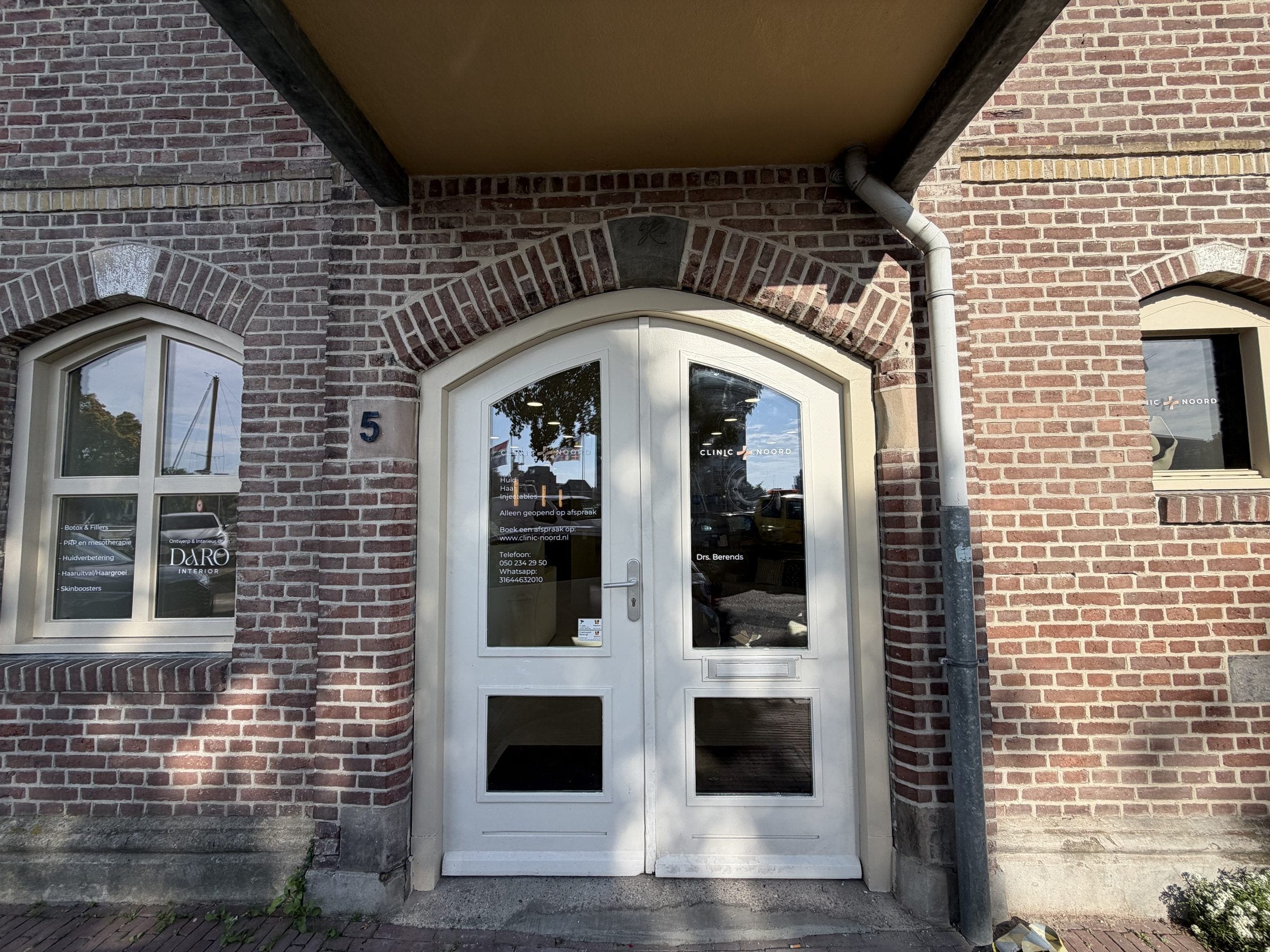 De entree van Clinic Noord aan de Oosterkade in Groningen
