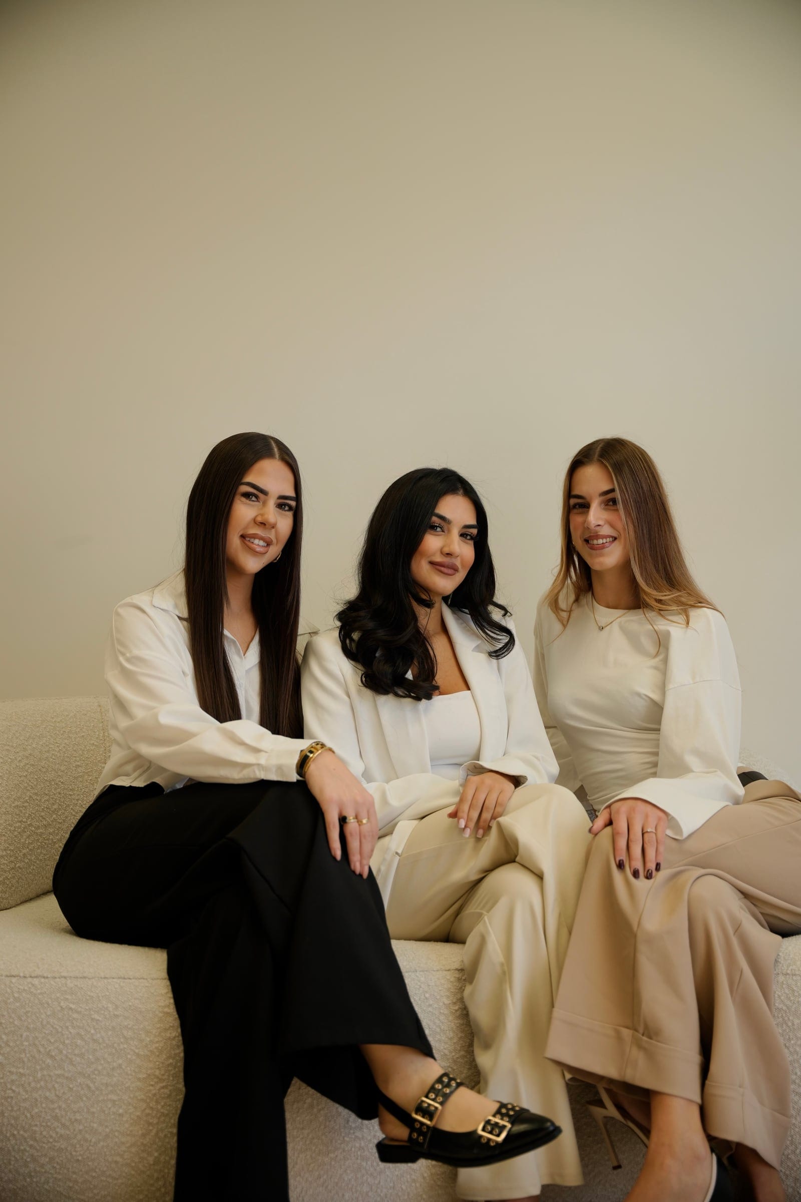 Mila, Sudaba en Carmen van Clinic Noord samen op de bank