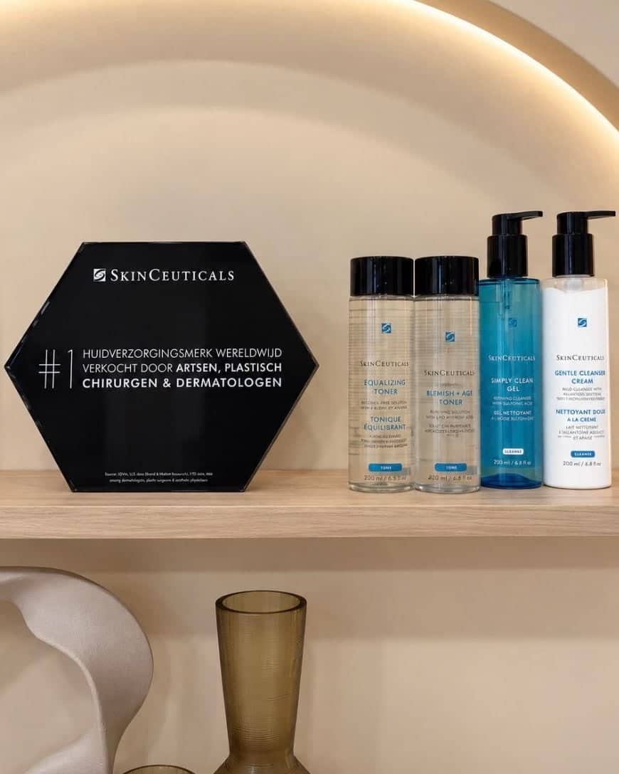 SkinCeuticals-toners en -reinigers op een schap in een verlichte boognis bij Clinic Noord